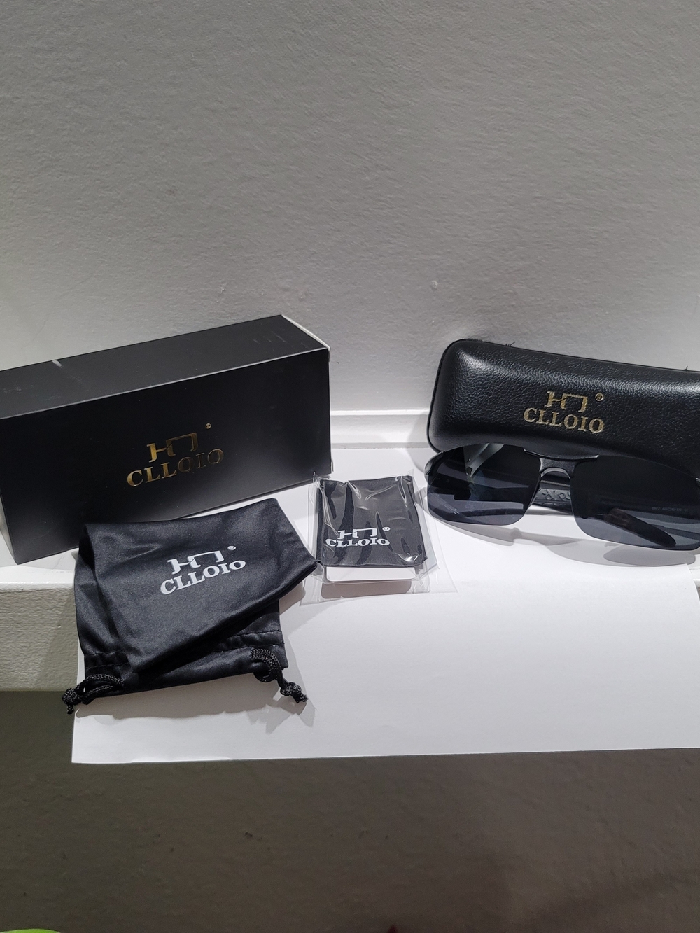 CLLOIO Black  Sunglasses with Case